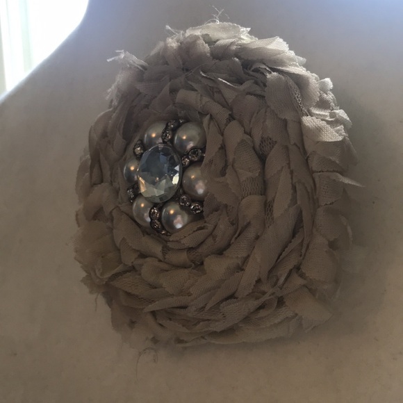 Ruff edged floral brooch in EUC 🌻 - Picture 3 of 7